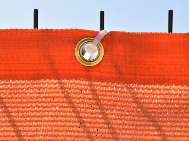 gros-plan-filet-brise-vue-orange-sur-cloture-maille-store-1