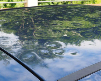 Voiture abîmée à cause de la grêle en France