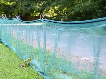 Filet anti-batracien - 85g/m² - Renfort et boutonnières côtés - Sur-mesure