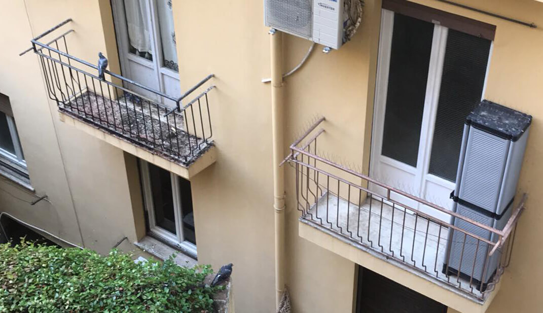 Comparaison, un balcon avec pics anti-pigeons et un balcon sans